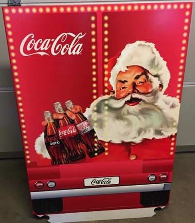 04644-1 € 12,50 coca cola karton kerstman met flesjes 115 x 80 cm.jpeg